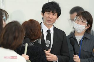 12月3日、都内で行われた謝罪会見で苦しそうな顔をする渡部建