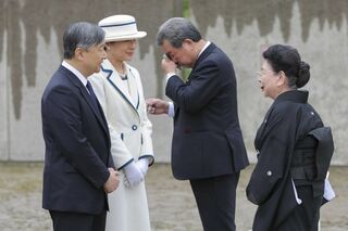 両陛下はモンゴル抑留者の慰霊碑を訪れ、遺族にねぎらいの言葉をかけられた（7月8日）