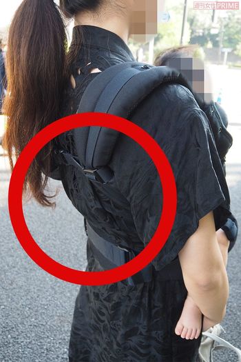 子どもを連れた母親も狙われる。商業施設で抱っこ紐のバックルがはずされる被害に遭った女性も（2019年撮影）。円内がはずされた部分