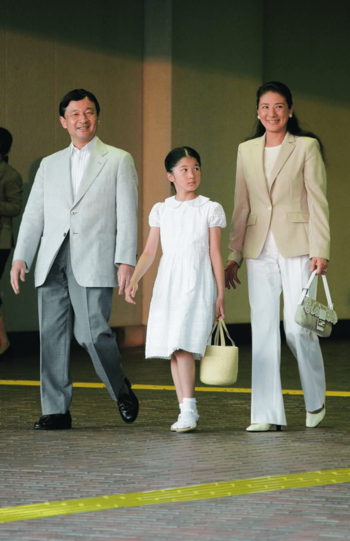 '10年8月。那須塩原駅。「陛下の白シャツ、愛子さまの白ワンピ、雅子さまの白インナー＆パンツまでが一筆書きのようにつながって見えます。雅子さまの『FENDI』のバゲットのストラップも白」撮影／JMPA