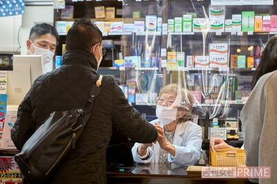 シュークリームの差し入れをして、帰り際に手を握る男性客　撮影／伊藤和幸