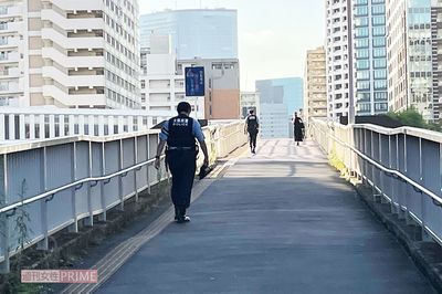 選手村の周辺をパトロールする警官。後ろ姿からは暑さによる疲労がみてとれる