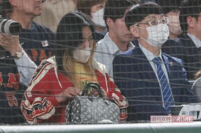 3月16日、WBCイタリア戦を観戦するジャガー横田と木下医師