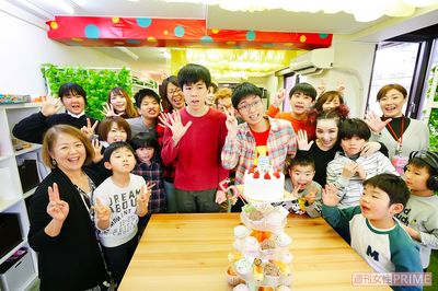 放課後等デイサービス『アインシュタイン』で、一緒に過ごした仲間たちと高校の卒業祝い。中央左がGAKU、右隣はノーベル高等学院の同級生