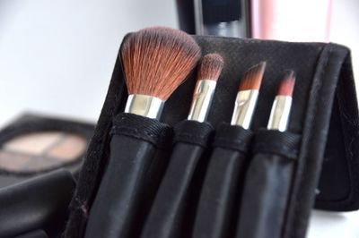 定期的にメイクツールのお手入れを。パレット付属のブラシやアイラッシュカーラーのゴムも忘れずに