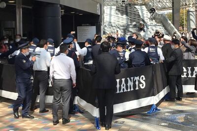 「5年以内に死ぬ！」反ワクチン団体が接種会場で“テロ行為”、警察出動も止まぬ怒号