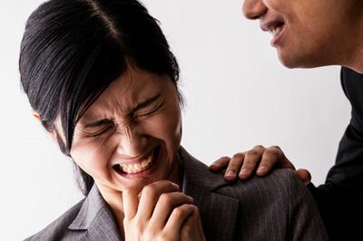 統一地方選挙が後半戦へ！女性候補を悩ませる有権者や同僚議員からの「無理やりキス・デュエット強要・投票…