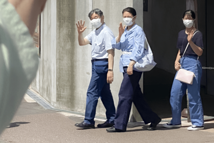 今年8月、『那須どうぶつ王国』を訪れていた人に笑顔でお手振りされる愛子さま。明るい色のデニムが印象的なカジュアルコーデ