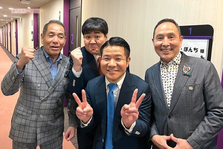 『THESECOND』の予選（ノックアウトステージ）では、2年連続でハンジロウと対戦。親子ほども年の離れたコンビ同士、お互いの健闘をたたえ合った