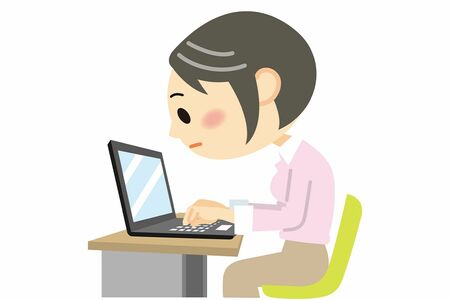実際の身長より低くなってしまう猫背。常態化すると、背骨の骨と骨の間にある椎間板が圧迫され、痛みが出ることも※写真はイメージです