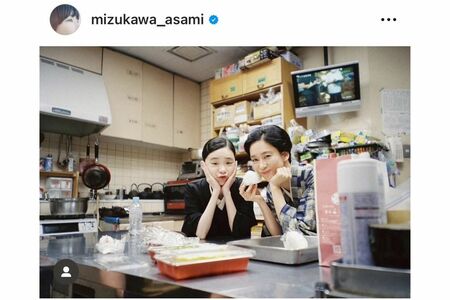 水川あさみのインスタグラムで公開された、『ブギウギ』撮影中の趣里との“親子”ショット