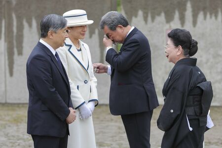 両陛下はモンゴル抑留者の慰霊碑を訪れ、遺族にねぎらいの言葉をかけられた（7月8日）