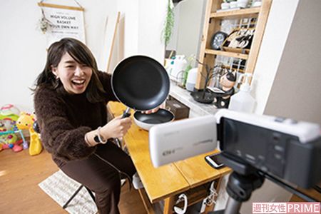 今回はトークのほか、キッチンでフライパンを使用する様子も撮影。「料理の失敗も正直に伝えることで、親近感が出ます」　撮影／齋藤周造