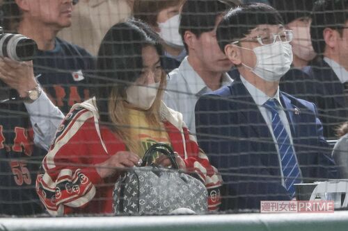 3月16日、WBCイタリア戦を観戦するジャガー横田と木下医師