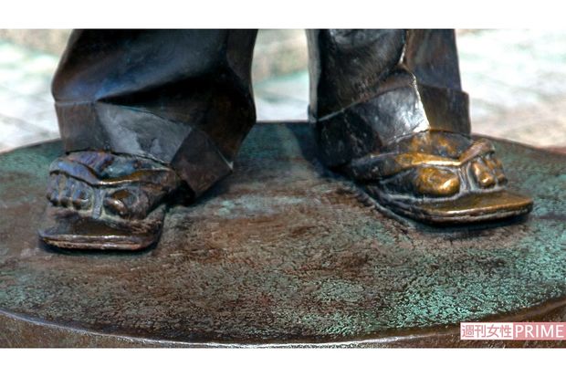 柴又駅の寅さん像の左足が光るのは…　撮影／齋藤周造