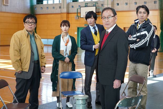 人気教師の武智（中央）が本当の黒幕なのか……　(c)日本テレビ