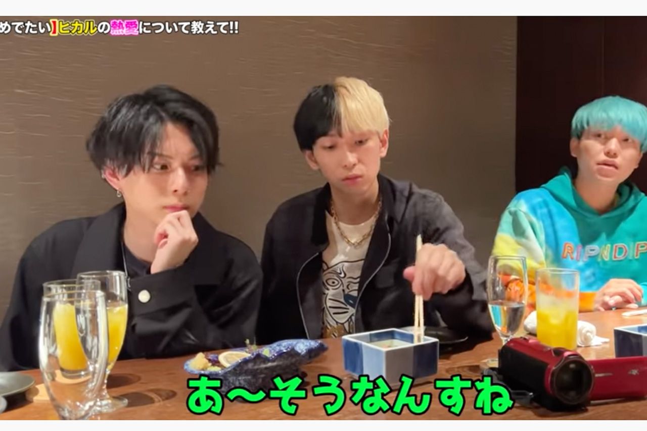 寄せ箸をするヒカルにドン引きすうような表情のみっき〜（左・公式YouTubeより）