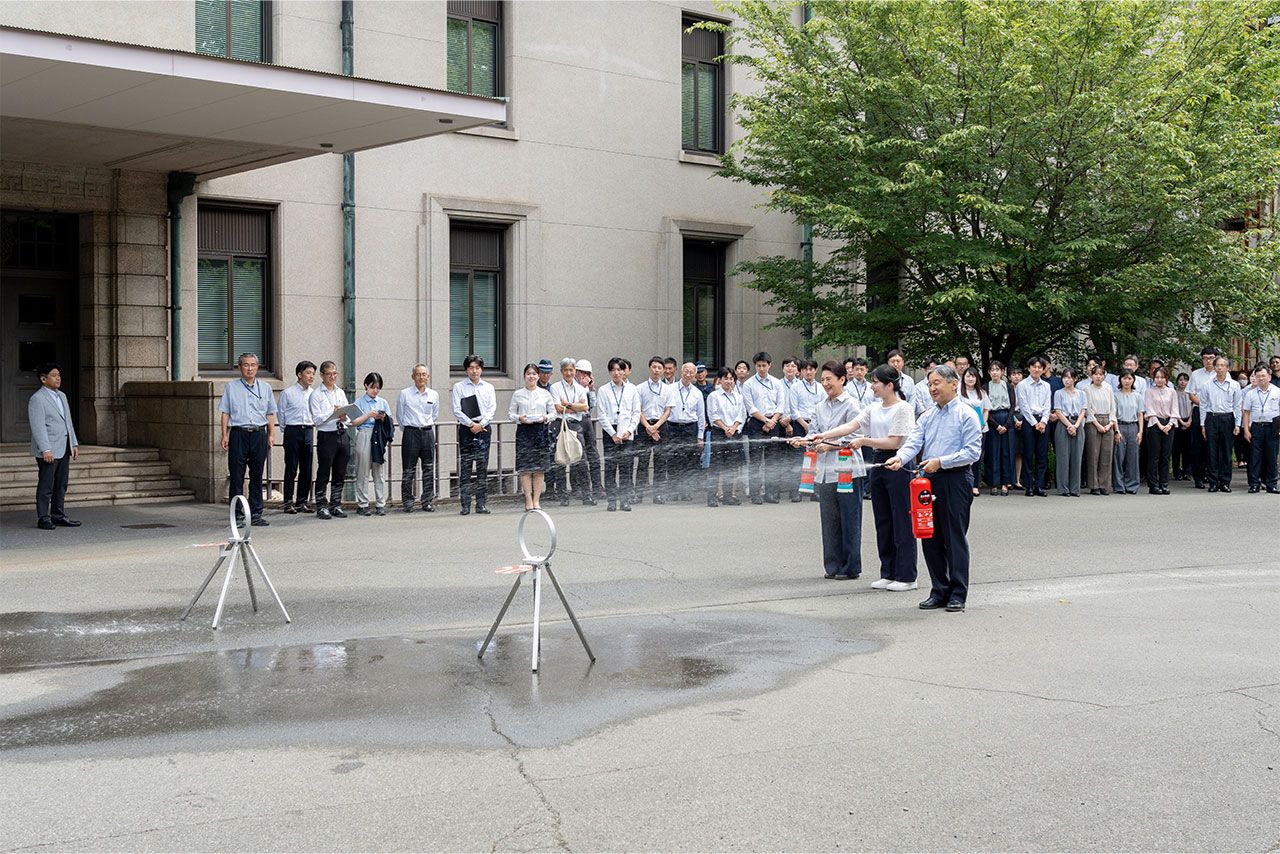 9月1日、皇居で行われた宮内庁の防災訓練を視察した天皇ご一家(写真／宮内庁提供)