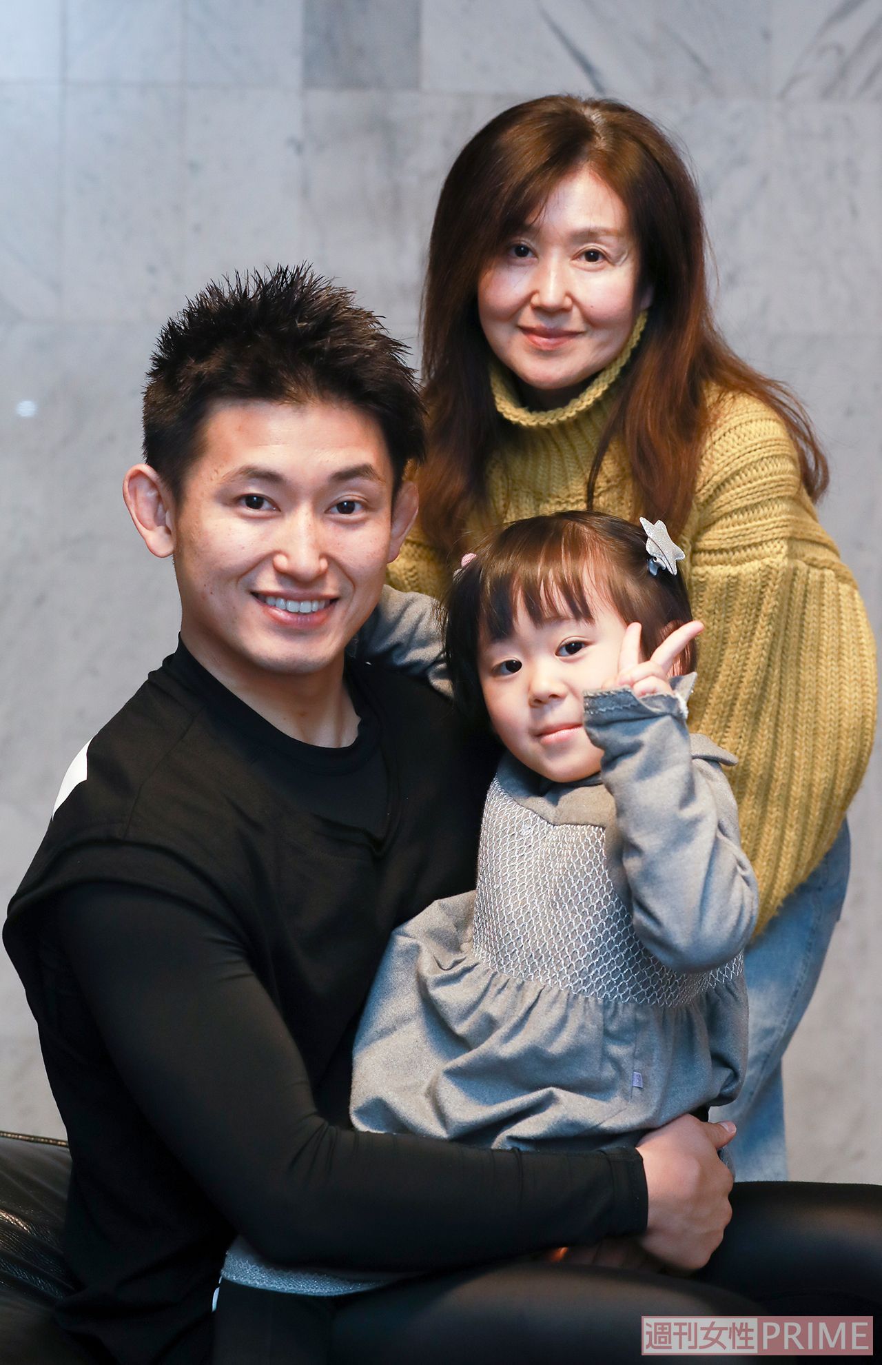 現在は母親と、娘のよつ葉ちゃんと暮らしている。母の料理を1つでも多く覚えたいと意気込んでいた才賀紀左衛門