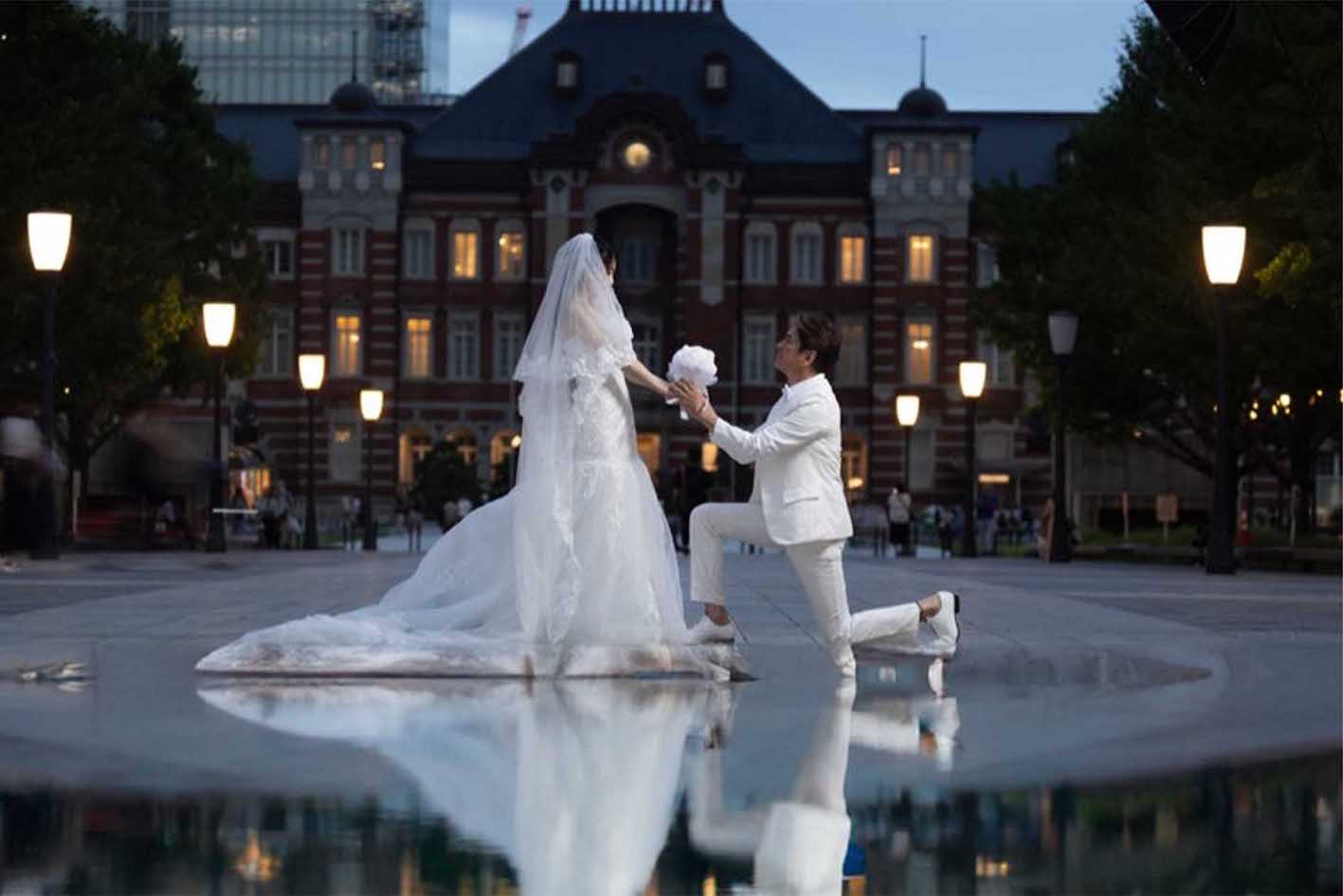 川崎麻世のブログに投稿された東京駅前でのウエディング写真