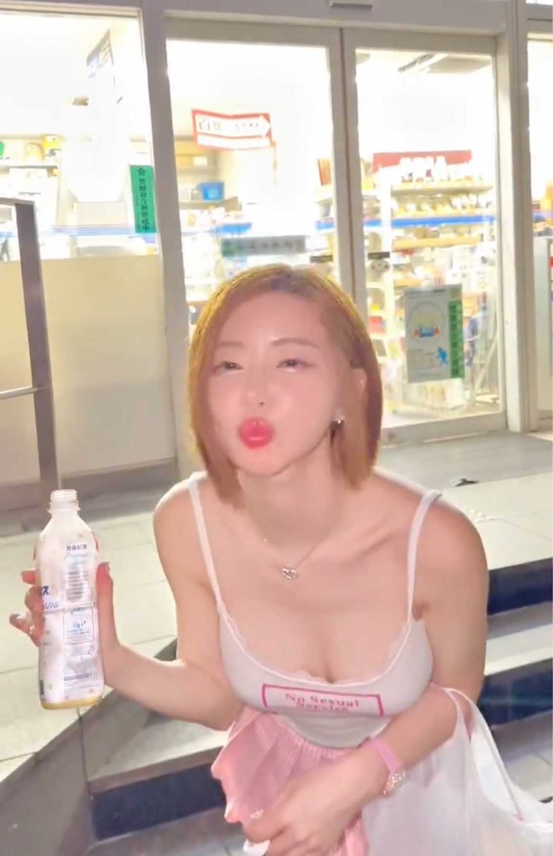 「No Sexual Service」と書かれたタンクトップ姿で日本のコンビニを訪れたDJ SODA（本人のXより）