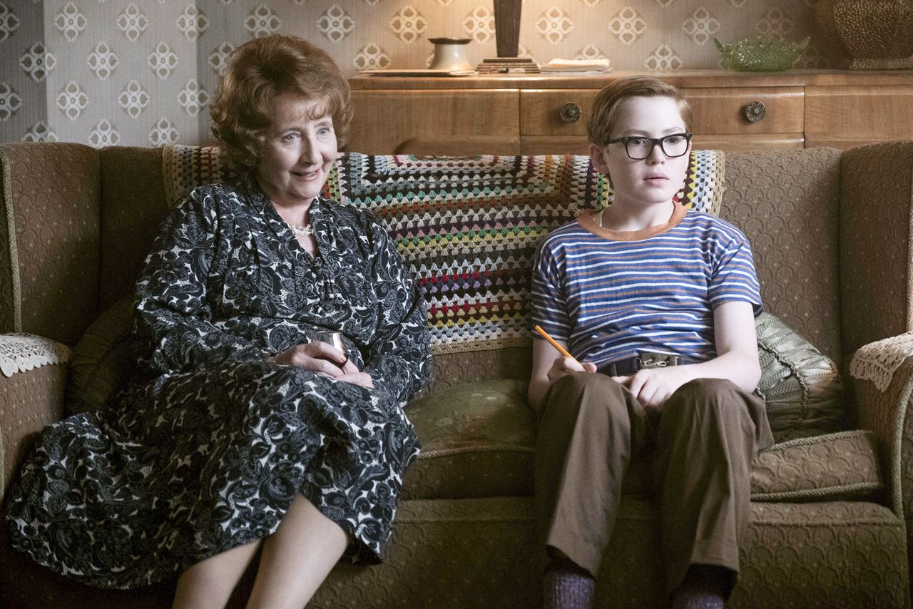 幼いころのエルトンと、彼を愛し、天性の才能を育んだ祖母アイヴィー　(c)2018 Paramount Pictures. All rights reserved.