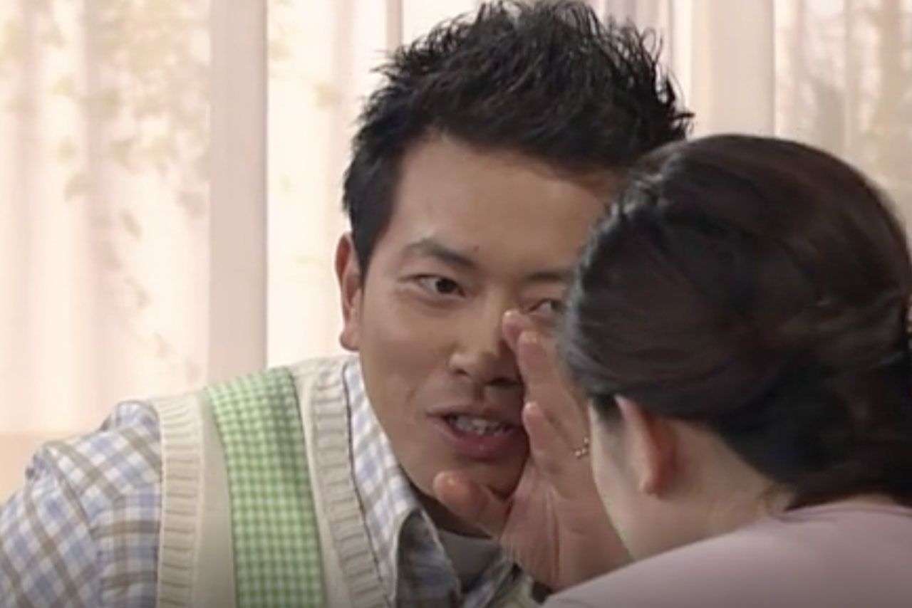 2004年放送のドラマ『アットホーム・ダッド』に出演する宮迫博之。篠原涼子と共演