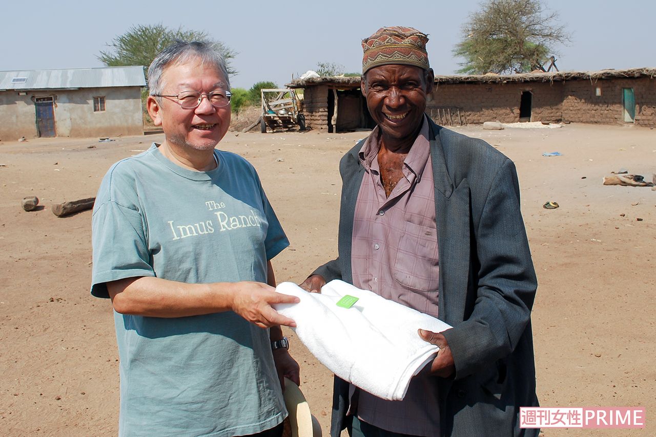 2011年、タンザニア綿畑農家。農家とは長期的に契約し支援する