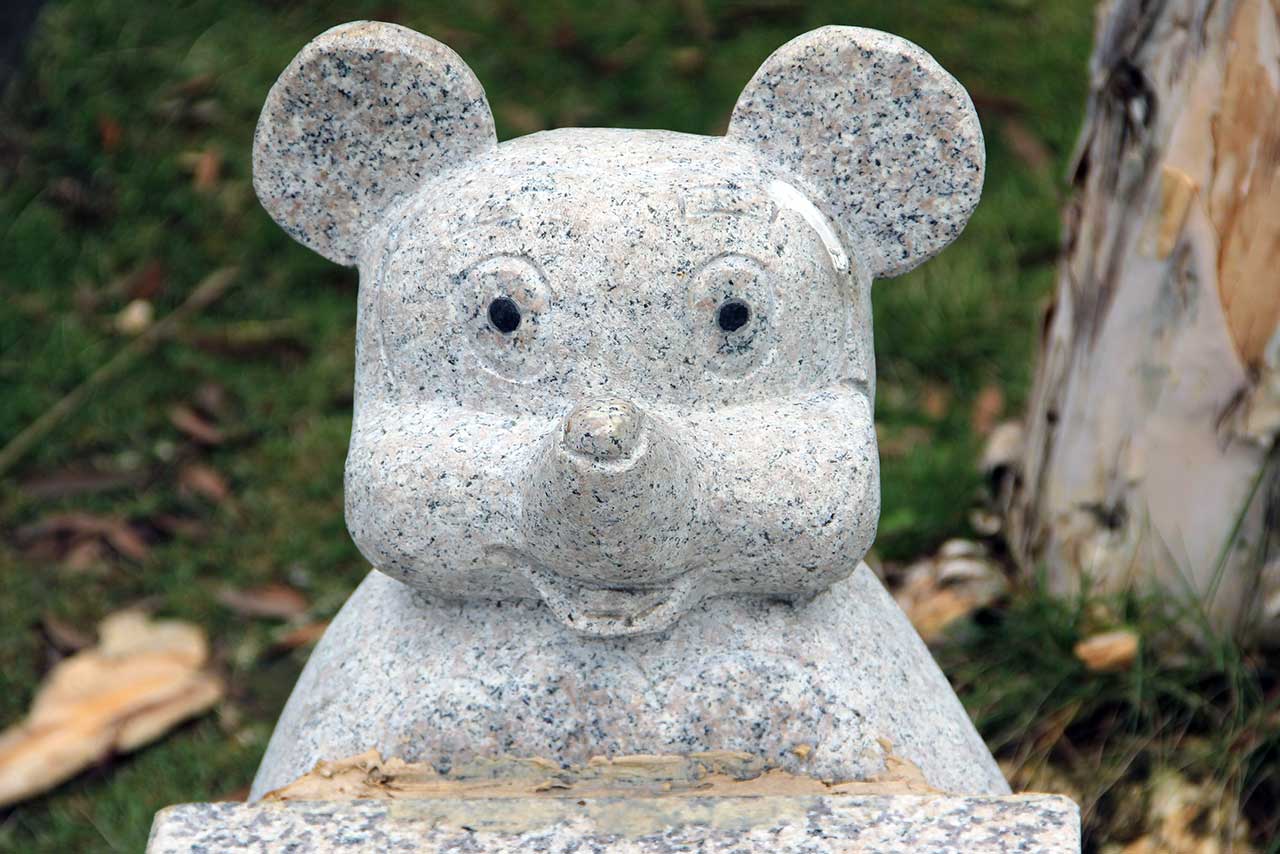 世界一有名なあのネズミが石のベンチに。これも隠れ〇ッキーなのかなぁ　撮影／関上武司さん