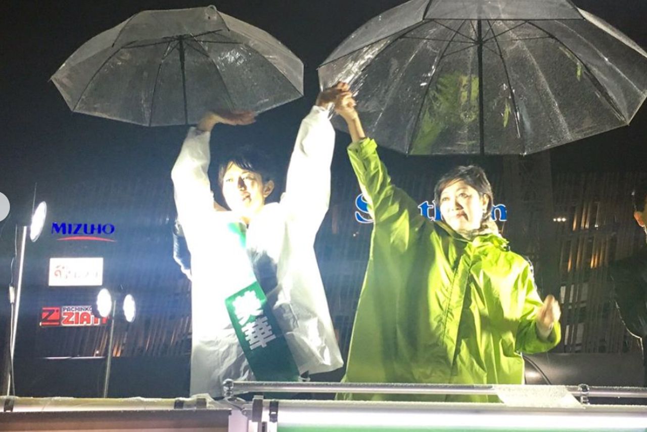 17年の衆院選で出馬する吉羽美華容疑者（左）を応援する小池百合子都知事（SNSより）