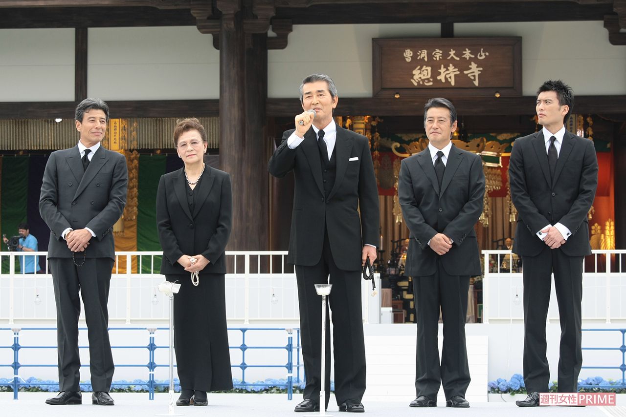 石原裕次郎さんの二十三回忌法要のセレモニーで、石原まき子夫人と石原プロ社長の渡哲也さんが集ったファンにあいさつした（撮影／佐藤靖彦）