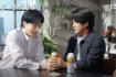 アサヒビールのCMで共演した生田斗真と岡田准一(アサヒグループ公式チャンネルより)