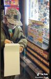 1000円ガチャで出た景品を「なんやこれ!」と投げ捨てるゆたぼん(ゆたぼんのTikTokより)