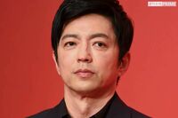 大沢たかお、Tシャツ1枚の“筋肉強調”お花見ショットが「さすがに寒そう」「下着みたい」ツッコミ殺到