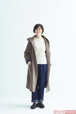 
「フォーティーファイブアール」のウールコート＋シェットランドウールの白ニットで、冬の着こなしに軽やかさ&ハイライト効果を
