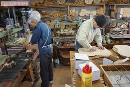 工場内では工程に分かれて作業が進められている。木材は十分に乾燥させたスプルース