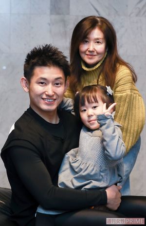 現在は母親と、娘のよつ葉ちゃんと暮らしている。母の料理を1つでも多く覚えたいと意気込んでいた才賀紀左衛門