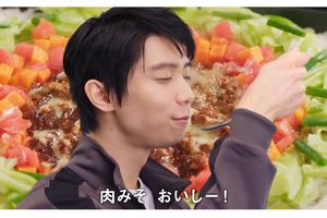 口角がキュッと上がった“あざとかわいい”表情をしながら『味の素』のCMに出演する羽生（公式HPより）