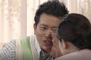 2004年放送のドラマ『アットホーム・ダッド』に出演する宮迫博之。篠原涼子と共演