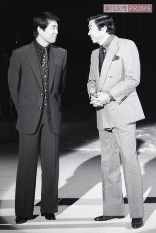 デビュー20周年記念特番で敬愛する石原プロ社長の石原裕次郎さんと。裕次郎さんを慕って事務所に入り、社長亡き後は後継者として事務所を支えた　撮影／本誌写真班