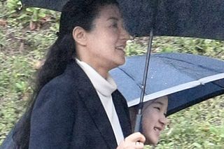 初等科時代には、20か月近く雅子さまの学校へのお付き添いが続いた（'11年4月）