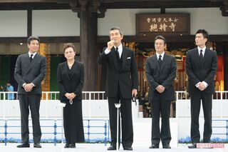 石原裕次郎さんの二十三回忌法要のセレモニーで、石原まき子夫人と石原プロ社長の渡哲也さんが集ったファンにあいさつした（撮影／佐藤靖彦）