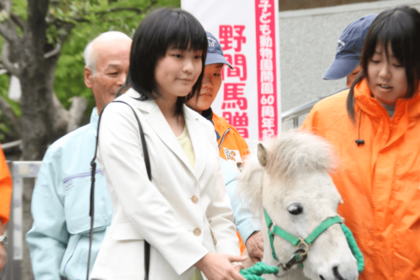 '08年4月、初めての単独公務として上野動物園の野間馬贈呈式に出席した16歳の小室眞子さん