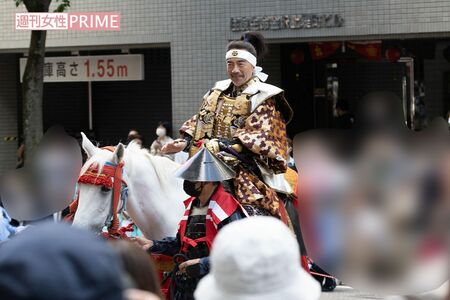 馬に乗って集まった人たちに応える竹中直人