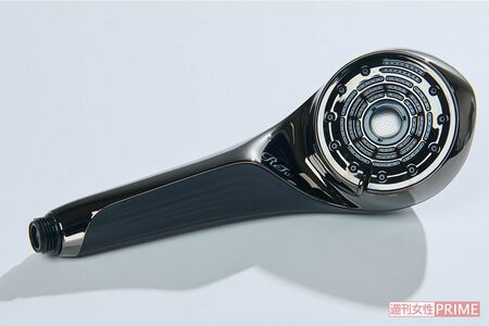 なすなかにし那須晃行の愛用品「ReFa　FINEBUBBLEU」（撮影／山田智絵）