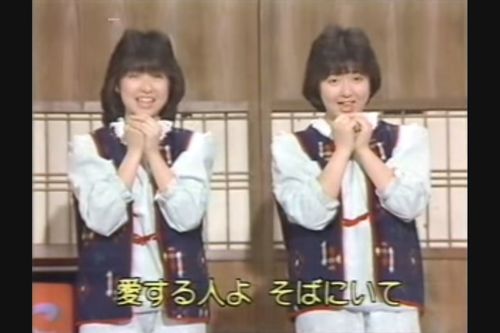 次女のかなえ（左・倉沢淳美）と『もしも～』を歌う高橋（右）。番組の最後に歌うのが定番