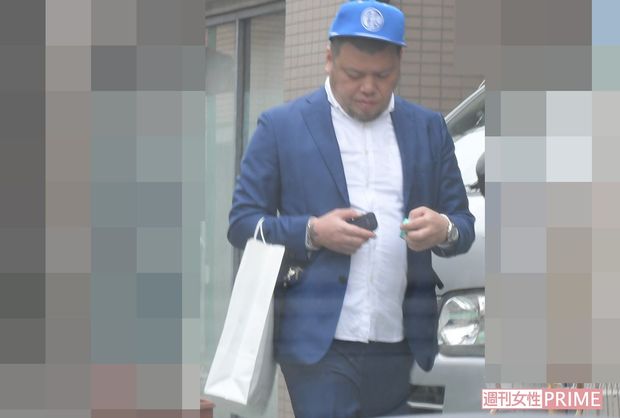 電子タバコを手にするくっきー