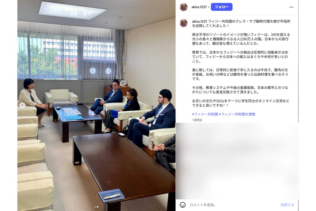 応接室のような場所で会談する小川晶市長（本人インスタグラムより）