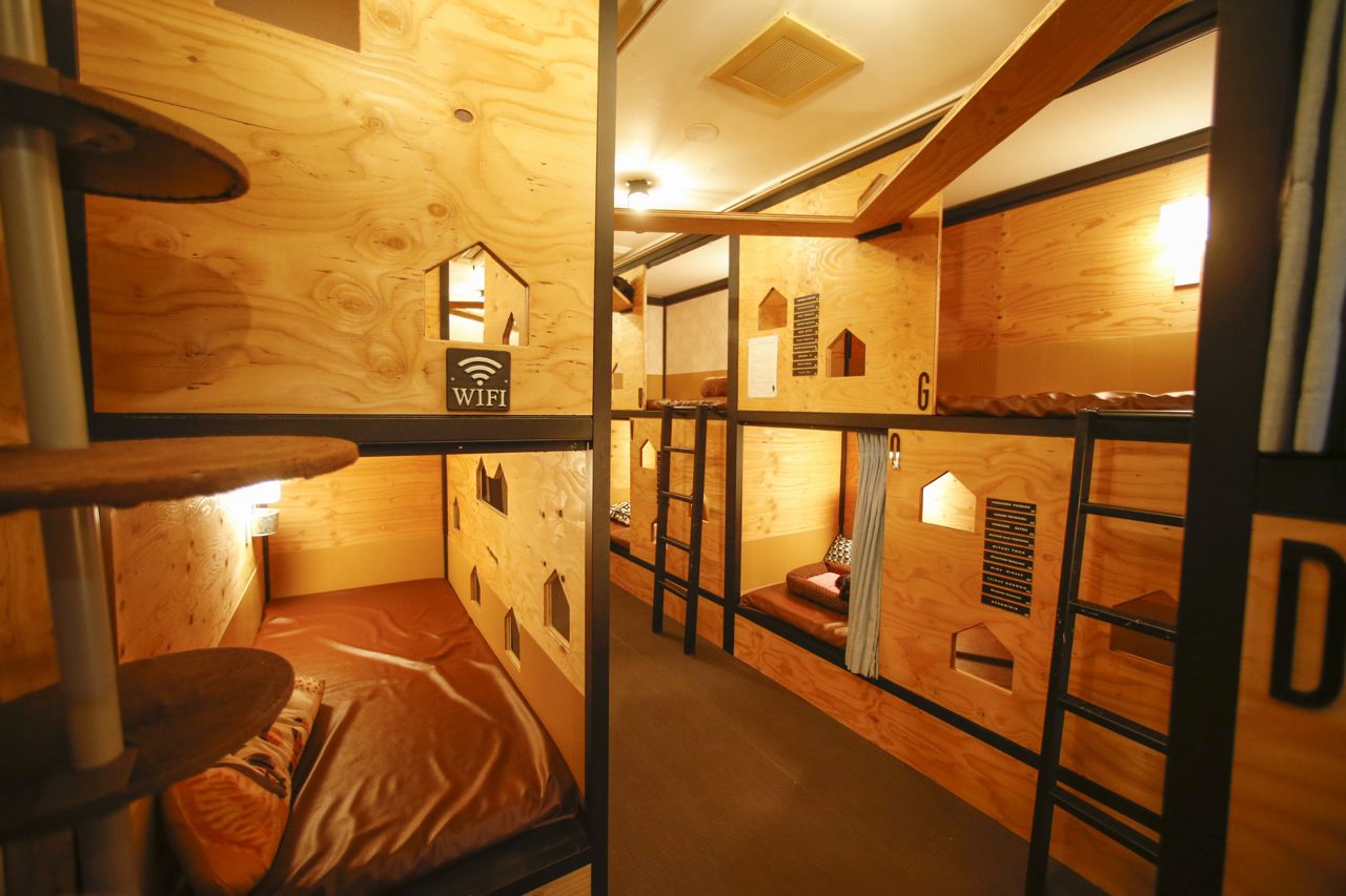 棚から気になる本を手にとって、ねこと一緒にベッドにごろん／ネコリパブリック