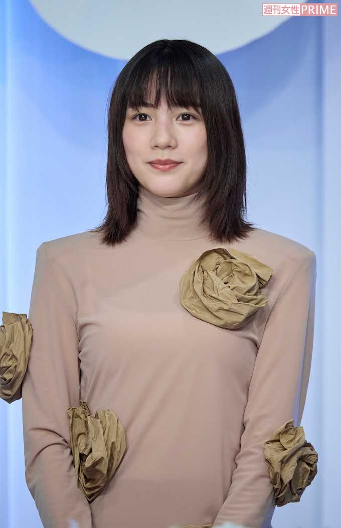 映画『てっぺんの向こうにあなたがいる』完成報告会見に登場した、のん。独特な衣装が話題に